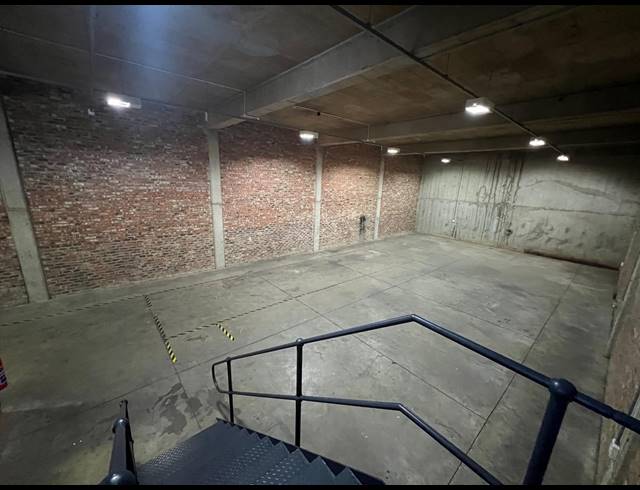 302M² WAREHOUSE TO LET IN LASER PARK